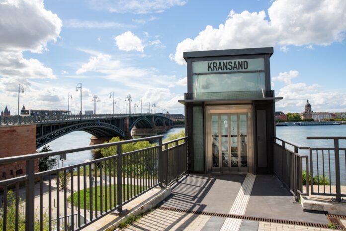 Aufzug am „Kransand“ in Mainz-Kastel kaputt: Vandalismus – Verbindung Bushaltestelle-Rheinufer fällt für Monate aus