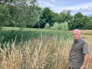 Bernd Lingner an einem kleinen Teich auf dem Gelände des ZDF-Medienparks, der Teich wurde durch Maßnahmen des ZDFs weitgehend trocken gelegt, bedauert er - alle Appelle an den Sender blieben bislang vergeblich. - Foto: gik