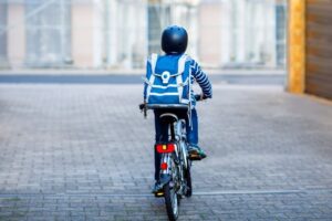 Kind mit dem Rad auf dem Weg zur Schule. - Foto: Polizei RLP/ Irina Schmidt - stock.adobe.com