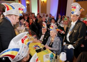 Der 95. Geburtstag von Karl Heinz Franko wurde natürlich groß gefeiert, an seiner Seite seine Frau Toni. Hier gratuliert der MCC de Jubilar. - Foto: MCC