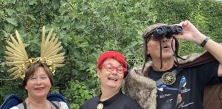 „Die Vögel“ bitten ins Römische Theater zu Mainz: Antike Komödie des Aristophanes mit bissiger Gesellschaftskritik hat Premiere