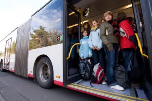 Schulkinder in einem Bus. - Foto: Verkehrswacht/ADAC