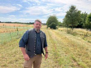 Christian Weiskopf, Chef der Freien Wähler in Mainz, auf den Fldern entlang der L426 oberhalb von Marienborn. - Foto: gik 