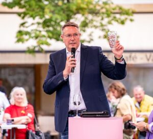 Ministerpräsident Alexander Schweitzer (SPD) beim Auftakt seiner "Unterwegs"-Tour in Bad Kreuznach. - Foto: SPD RLP