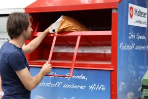 Ein Altkleidercontainer der Malteser in Deutschland. - Foto: Malteser