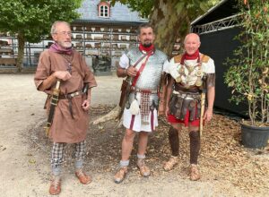 Geschichte lebendig machen, das ist auch das Ziel der Legio Prima Augusta" aus Waldgirmes, einer Truppe, die römische Legionäre, Hilfstruppen und Zenturionen aus der Römerzeit originalgetreu nachstellen. Die Legio war zu besuch beim Römischen Sommerfest in Mainz. - Foto: gik 