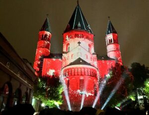 Trotz Regens kamen einige Hundert Zuschauer zum Auftakt von "Mainz leuchtet 2025", hier ein Highlight am Dom. - Foto: gik