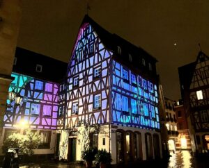 Übrigens: Böllern ist auch rund um Fachwerkhäuser und Kirchen verboten, wie hier im Kirschgarten in der Mainzer Altstadt. - Foto: gik