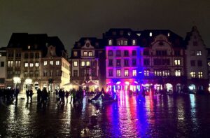 "Mainz leuchtet" am Donnerstagabend: Das Foto zeigt, wie wenige Menschen sich zum Beispiel auf dem Marktplatz einfanden. - Foto: gik