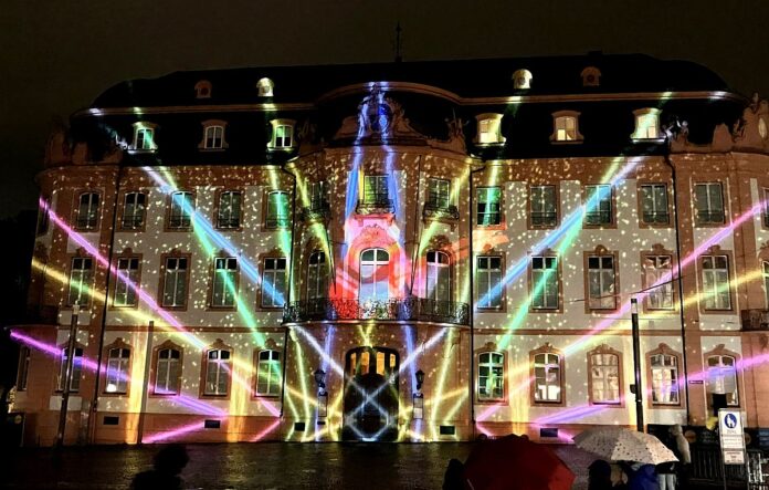 Piepmätze, Pilze und magische Kreisel: Late Light Festival „Mainz leuchtet“ verzaubert Gebäude – Auftakt versinkt im Regen