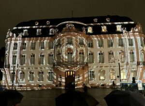 Auch vor dem Osteiner Hof standen am Donnerstagabend nur eine Handsvoll Regenschirme. Die Kreiseloptik war mit das markanteste Element bei dieser Installation. - Foto: gik