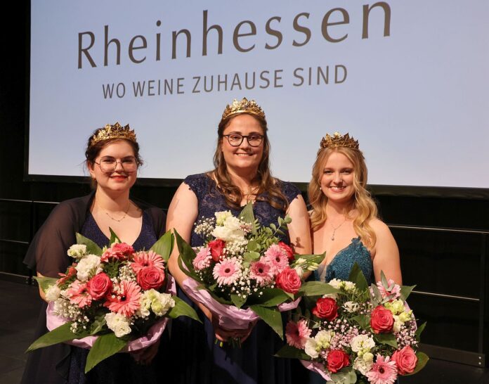 Nach Weinkönig Levin aus Mainz: Kathrin Knierim aus Osthofen ist neue Rheinhessische Weinkönigin – Damen-Trio für den Wein