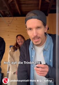 Der neue Pächter der Trinkhalle, Paul Bonna mit seiner "Kaffeekommune". - Reel: Stadt Mainz, Screenshot: gik 