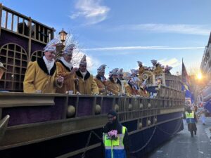 Die letzten Wagen rollten beim Ronsenmontagszug 2025 schon in die hereinbrechende Dämmerung. - Foto: gik