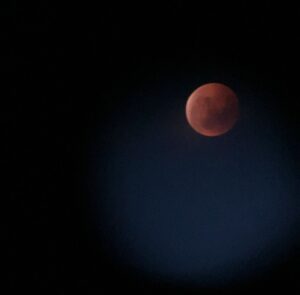 Der rote, durch den Kernschatten der Erde verdunkelte Vollmond am Himmel über Mainz, eingefangen durch ein Teleskop. - Foto: gik