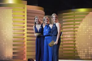 Die scheidenden Wein-Queenies: Weinkönigin Charlotte Weihl (mitte) und ihre Deutschen Weinprinzessinnen Julia Lambrich (rechts) und Katharina Gräff. - Foto: gik 