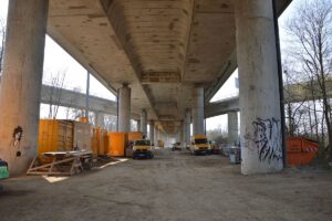 Die Vorlandbrücke der A643 von unten gesehen, und zwar im Frühjahr 2015, unmittelbar nach dem Brückengau. - Foto: gik