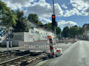 Großba8ustelle in Zahlbach: Der Umbau der Haltestellen soll sich noch bis Frühjahr 2026 hinziehen. - Foto: gik