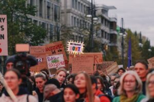 Demo empörter "Töchter" gegen Merz: Dem Kanzler pauschal Rassismus unterstellt. - Foto: Grüne Berlin