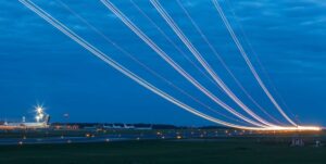 Abflugrouten am Frankfurter Flughafen, sichtbar gemacht mit Lichtspuren. - Foto: DFS/Shutterstock