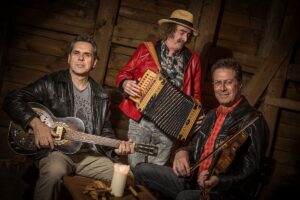 Der Rheingauer Biber Herrmann, der Bretone Yannick Monot und der Louisiana-Musiker Helt Oncale sind zusammen das International Cajun Trio. - Foto: Jan Luley