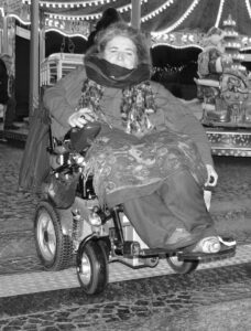 Marita Boos-Waidosch war 25 Jahre Behindertenbeauftragte der Stadt Mainz, hier im Jahr 2014 auf dem Mainzer Weihnachtsmarkt bei einem Termin zur Barrierefreiheit. – Foto: gik