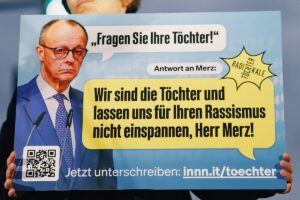 Plakat gegen Friedrich Merz auf einer Demo der "Töchter" in Berlin. - Foto: Grüne Berlin