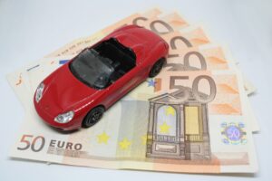 Wie finde ich die richtige Autoversicherung? Eine Versicherung geht schnell uns Geld, wer sich gut informiert, kann viel sparen. - Foto: Pixabay 