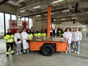 Die neue "Schnelleinsatzgruppe Verpflegung" der Stadt Mainz mit ihrer neuen mobilen Küche in der Feuerwache der Mainzer Neustadt. - Foto: Stadt Mainz