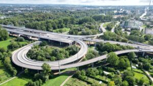 Die Vorlandbrücken der Autobahn A643 bei Mainz-Mombach, die problematischen Rampen sind unten links im Bild zu sehen, der Blick geht Richtung Mainz. - Foto: Autobahn GmbH