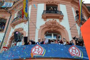 Helau hinunter auf den Schillerplatz: Vom Balkon des Osteiner Hofes wurde der Tradition entsprechend die Fastnacht ausgerufen. - Foto: gik
