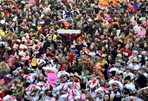 Protest mit Banner gegen Begrenzung der Narrenparty auf dem Schillerplatz und den Ticketverkauf des MCV. - Foto: gik