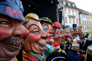 Die Meenzer Schwellköppe schauten in diesem Jahr zufrieden in die Menge. - Foto: gik