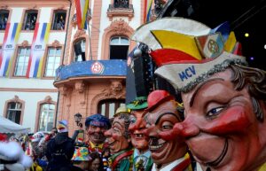 Schwellköppe, Narren und der Balkon vom Osteiner Hof: Fastnachtsparty zum 11.11.2025 in Mainz. - Foto: gik