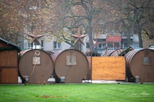 Das "Weihnachtsdorf" wird aktuell auf dem Mainzer Fischtorplatz aufgebaut. - Foto: Darius Metzner