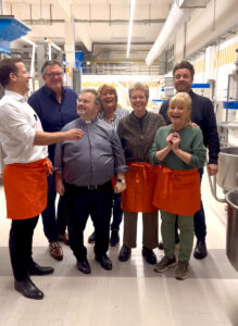 Die Domstollen-Bäcker 2025 bestanden unter anderem aus OB Nino Haase (parteilos, ganz links) sowie Margit Sponheimer und Thoms Neger (ganz rechts). - Foto: Publicum