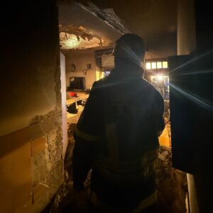 Mitarbeiter des Mainzer THW untersuchten noch am Sonntagabend das Haus auf Schäden und Statik. - Foto: THW Mainz 