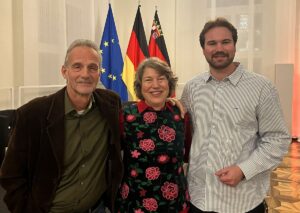 Peter Sichels Tochter Bettina mit ihrem Sohn Leo Dixon (rechts) und einem Bekannten beim Besuch in der Staatskanzlei in Mainz. - Foto: gik