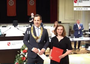 Die Mainzer SPD-Chefin Jana Schmöller bei ihrer Vereidigung im Mainzer Stadtrat durch OB Nino Haase (parteilos) am 25. Juni 2025. - Foto: gik