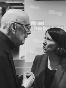 Hans Friderichs im Gespräch mit Wirtschaftsministerin Daniela Schmitt (FDP). - Foto: FDP RLP