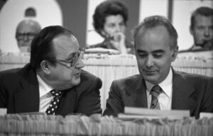 Hans Friderichs (rechts) mit Hans-Dietriche Genscher auf dem Bundesparteitag der FDP in der Mainzer Rheingoldhalle im Jahr 1975. - Foto: Bundesarchiv