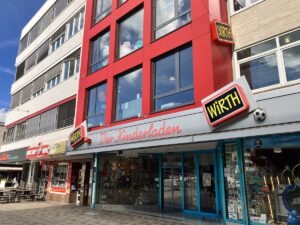 Der traditionsreiche Kinderladen Wirth ist Ende 2025 Geschichte - das Geschäft schließt nach 100 Jahre seine Türen. - Foto: gik
