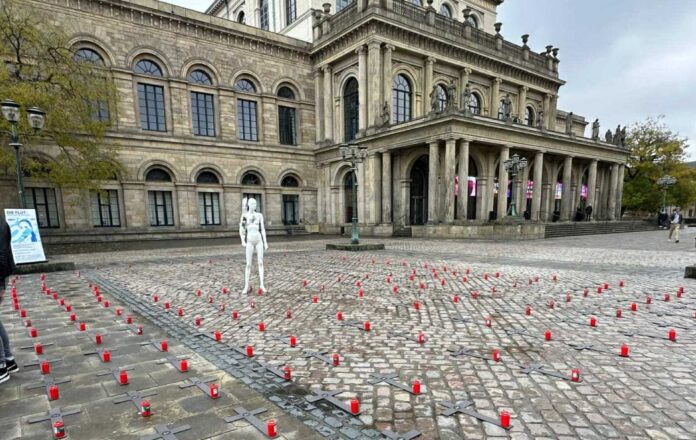 Protest gegen Comeback von Mainzer Ex-Ministerin Anne Spiegel in Hannover: Demo mit „Johanna“ und 135 Grablichtern