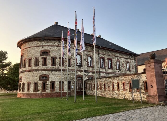 Stadt Mainz nimmt Gebührenbescheide für Reduit zurück – 2025 keine Kosten für Innenhof der Festung in Mainz-Kastel