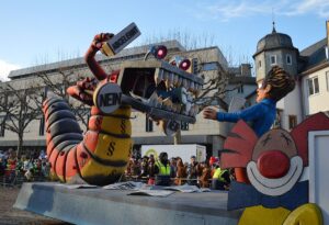 Aufwändige Figuren, große Konstruktionen: Die Motivwagen sind ein Markenzeichen des Mainzer Rosenmontagszuges. - Foto: gik