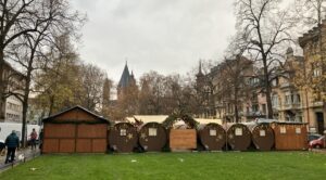 Das Weihnachtsdorf steht in diesem Jahr auf dem Fischtorplatz, mitten auf der Wiese. - Foto: gik