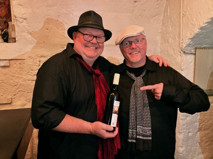 Wein-Schicksale und Rhoi-Woi-Blues aus Mainz: Die „Weinstein-Philosophen“ kredenzen Vergnüglich-Meenzerisches Weinkabarett