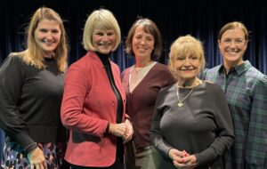 ZDF-Moderatorin Gundula Gause (2. von links) mit Margit Sponheimer und dem Mainzer Amazonen Corps. - Foto: Amazonen Corps