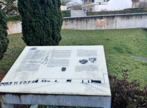 Skizze und Erklärung einer antiken römischen Fernstraße, die im Gelände vor der Schautafel nachgebildet ist - die illustrierenden Zeichnungen an der Wand sind leider kaum noch zu erkennen. - Foto: gik