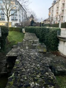 Blick über die Reste der spätantiken Stadtmauer auf den Alexanderturm auf der Ecke der Kupferbergterrasse: So verlief einst die Stadtmauer. - Foto: gik